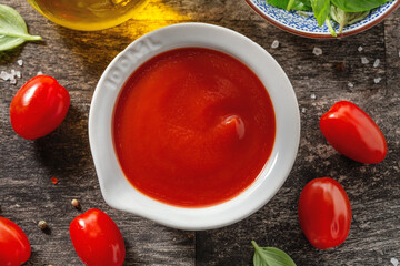 Freshmade tomato sauce in bowl