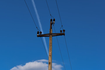 Przewody wysokiego napięcia na tle nieba.  © Krzysztof Głowacki