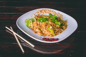 comida thai pollo con fideos