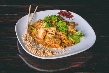 comida thai fideos con pollo