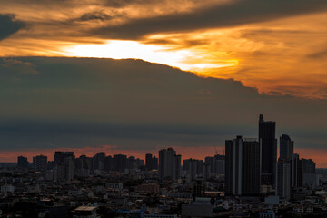 Fototapeta premium Natural background blurring of green leaves on the garden. Residents (condominiums, apartments, offices, shopping malls) are blown through all the time, natural beauty that occurs naturally.