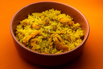 Arroz com pequi, prato típico brasileiro. Detalhe de louça com arroz com pequi.