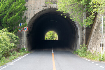 真っ直ぐな道路にあるトンネル