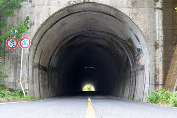 真っ直ぐな道路にあるトンネル