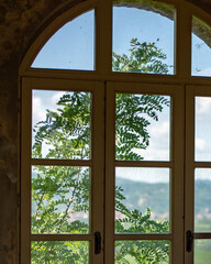 Finestra antica vista dall'interno con veduta sul giardino di una villa classica