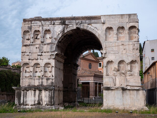 l'antichissimo arco di Giano, con alle spalle la chiesa di San Giorgio al Velabro
