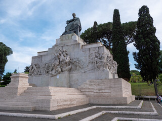 Roma, monumento eretto in memoria del patriota Giuseppe Mazzini.  - obrazy, fototapety, plakaty