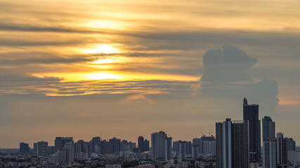Fototapeta premium panoramic high-angle evening background of the city view,with natural beauty and blurred sunsets in the evening and the wind blowing all the time,showing the distribution of city center accommodation
