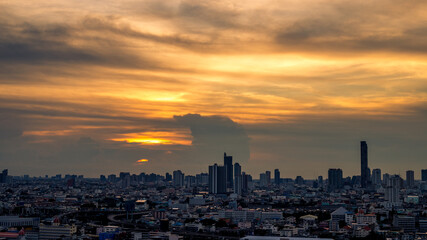 Obraz premium The blurred abstract background of the morning sun exposure to the tiny dust particles that surround the tall buildings in the capital, the long-term health issue of pollution.