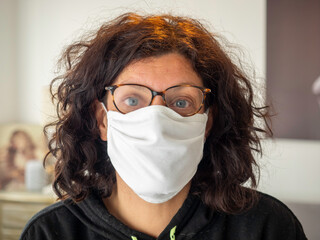 Femme portant un masque de protection anti-virus pour empêcher d'autres personnes de contracter la corona COVID-19 et le SRAS cov 2

