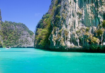 Fototapeta na wymiar Amazing turquoise sea watercolor of Pileh bay, Phi Phi island, Thailand 