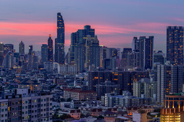 Fototapeta premium Natural background blurring of green leaves on the garden. Residents (condominiums, apartments, offices, shopping malls) are blown through all the time, natural beauty that occurs naturally.