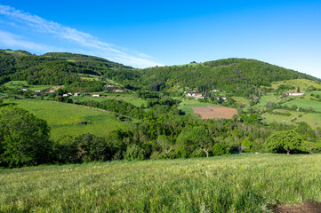 Fototapeta na wymiar Paysage de montagne dans les environs de Montromant dans les Monts du Lyonnais en France au printemps