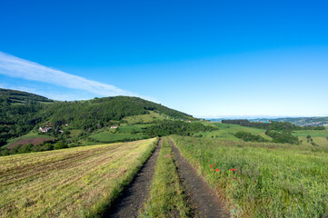 Paysage de montagne dans les environs de Montromant dans les Monts du Lyonnais en France au printemps