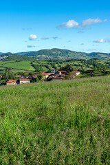 Paysage de montagne dans les environs de Montromant dans les Monts du Lyonnais en France au printemps