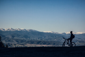 Fototapeta premium Cyclist man on a background of mountains