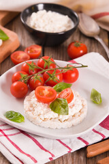 Rice cakes with milk flakes and tomato.