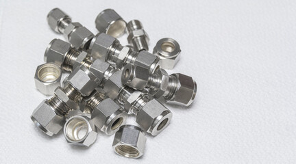 Quick connect fittings coupling for assembling compressed air, hydraulics, pneumatics, gases, fuel lines. Lays in a chaotic manner.