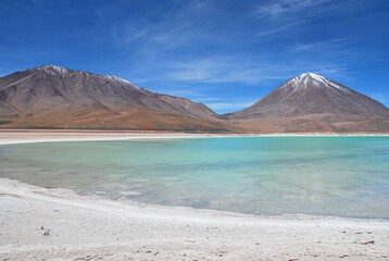Fototapeta na wymiar Laguna Verde en Altiplano Boliviano - Enero 2015