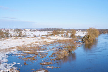 Ufer des Flusses Elbe bei Glindenberg nahe Magdeburg bei Hochwasser im Winter