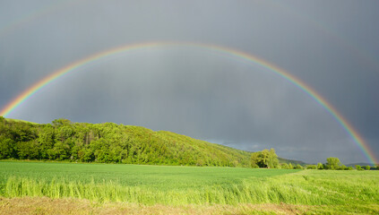 Ein Regenbogen im Leinebergland bei Alfeld Leine