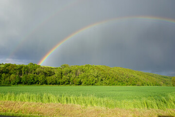 Ein Regenbogen über den Feldern im Leinebergland bei Alfeld Leine