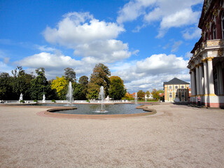 Schlossgarten mit Brunnenfontainen von Schloss Bruchsal in Baden-Württemberg