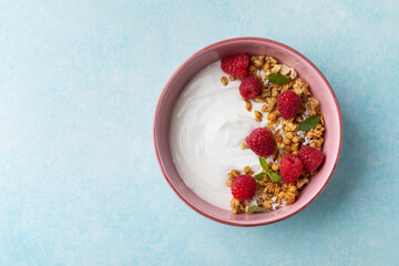 Greek yogurt with raspberries and granola. Top view flat lay. Healthy breakfast. - obrazy, fototapety, plakaty