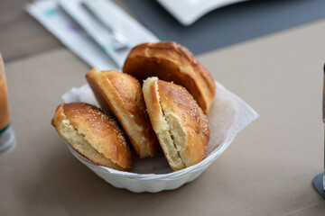 Hausgemachter Amerikanischer Käse-Burger mit goldenen Pommes frites