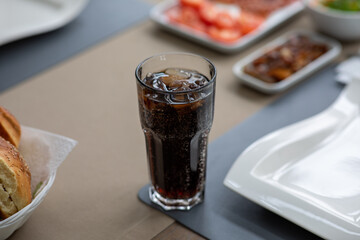 Hausgemachter Amerikanischer Käse-Burger mit goldenen Pommes frites