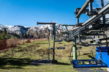 Fototapeta na wymiar remontées mécaniques au pied des pistes du Mont Dore,station du Sancy