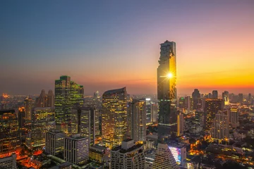 Fotobehang Het vogelperspectief van de zonsonderganghemel bij de gebouwen van KING POWER MAHANAKHON, het is het nieuwe hoogste gebouw in de stad Bangkok. © weerasak