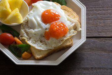 目玉焼きとトーストの朝食プレート