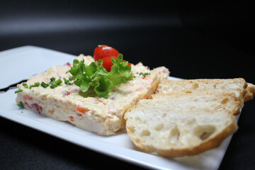 Ensaladilla rusa con pan