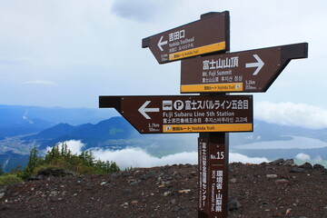 Fototapeta premium Climbing Mount Fuji (富士山 / Fuji-san) on the Yoshida trail in the summer | Signs