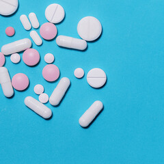 Obraz na płótnie Canvas tablets, vitamins and dietary supplements on a blue background .
