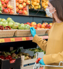 seller and buyer in the store during the pandemic
