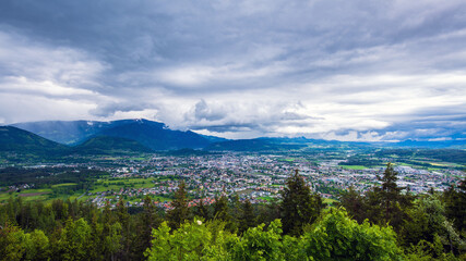 Blick von der Villacher Alpenstraße über Villach mit dramatischen Wolken am Himmel