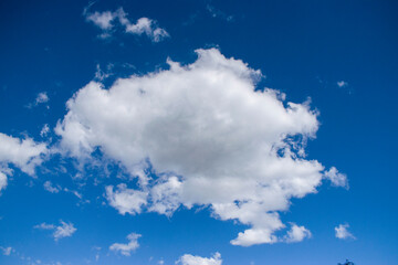 Nubes blancas sobre cielo azul