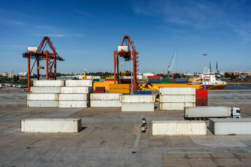 Puerto de contenedores normales y frigoríficos con control de temperatura y un barco a la espera...