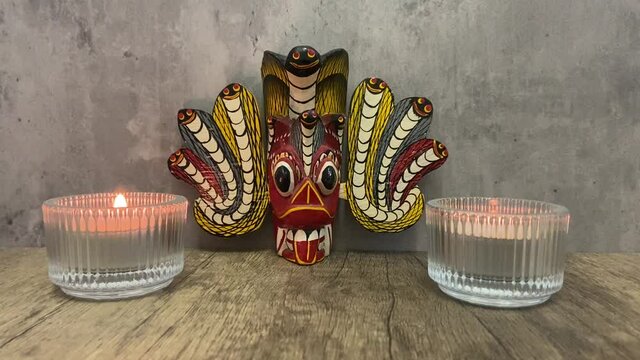 Bougies et masque traditionnel du Sri Lanka sur une table