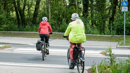 zwei Fahrradfahrer in Regenkleidung