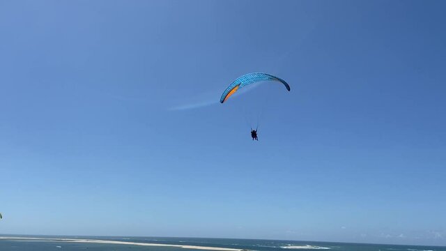 Parapentes au dessus de la dune du Pilat, bassin d&rsquo;Arcachon en Gironde