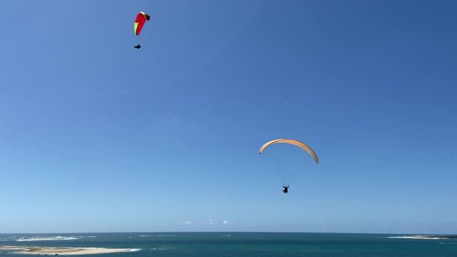 Parapentes au dessus de la dune du Pilat, bassin d&rsquo;Arcachon en Gironde