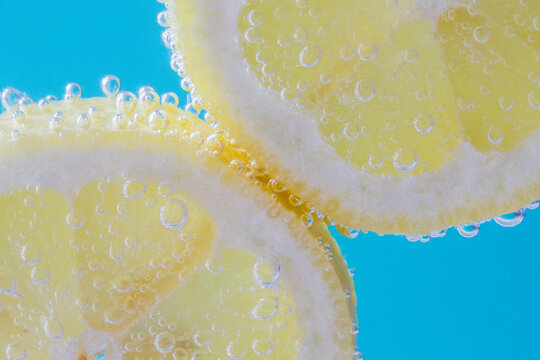 Lemon slices in soda