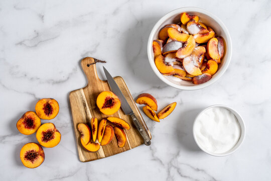 Sliced peaches with sugar