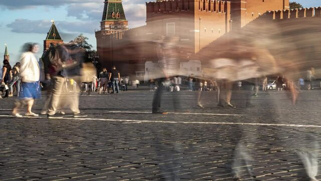 Crowds of tourists on red square in Moscow, time lapse