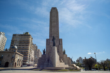 Fototapeta na wymiar Foto del monumento a la bandera donde se puede ver las estatuas publicas sin personas reconocibles 