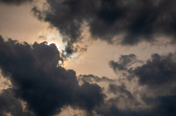 Obraz na płótnie Canvas The sun's rays pass through the clouds