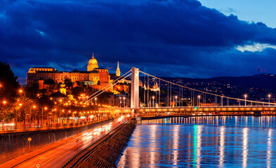 Obraz premium Budapest at night, Erzsebet Bridge on the Buda Castle, reflection of night lights on the water